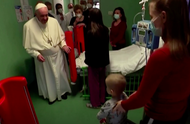 Папа римский навестил украинских детей-беженцев в госпитале