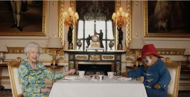 Королева Елизавета выпила чай с медвежонком Паддингтоном