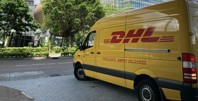 DHL прекращает доставку грузов внутри России