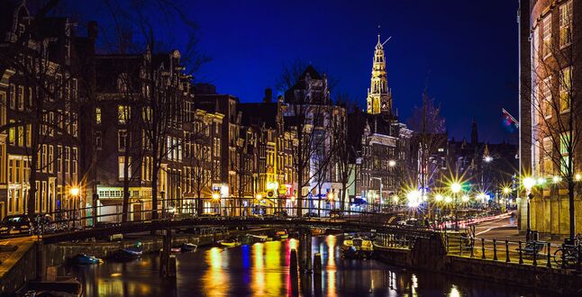 Амстердам запретит употребление марихуаны в квартале красных фонарей