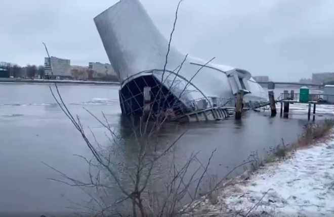 В Санкт-Петербурге на Неве затонул плавучий ресторан