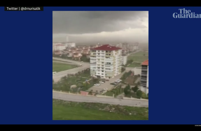 Ураган в Анкаре унес диван с многоэтажки