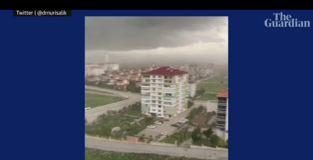 Ураган в Анкаре унес диван с многоэтажки