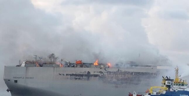 У берегов Нидерландов горит судно с 3 тысячами автомобилями