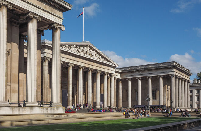 Директор Британского музея уходит в отставку после скандала с кражей экспонатов