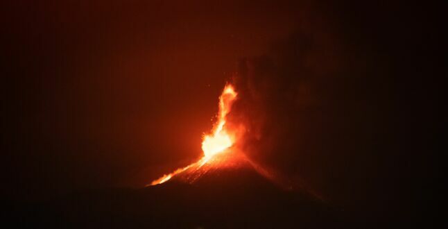 Вулкан Этна начал выпускать паровые кольца