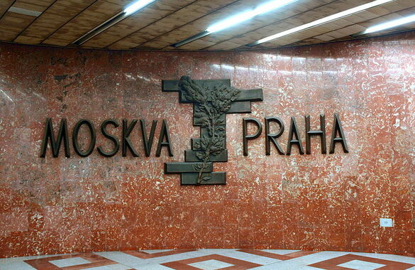 В метро Праги добавят пояснительную табличку к композиции с надписью «Москва — Прага»