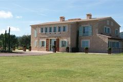 ������� ������������ - �������� 8.200 m2. ��� 940 m2, ����� ������� � ������������� ��������. 8 ����a�, 3 ���. ���-��...