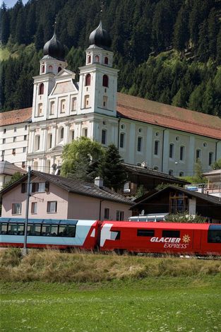 Девиз швейцарских железных дорог  - компании SBB: «Умные люди пользуются поездами» (нем. «Der Kluge reist im Zuge», англ. «Those with brain take the train»).