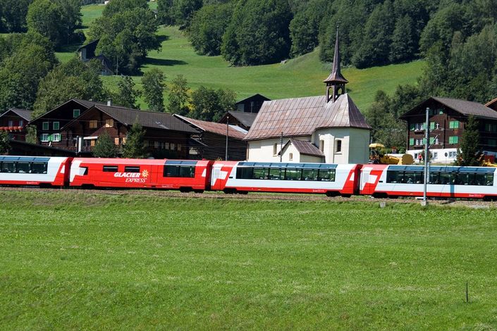 Девиз швейцарских железных дорог  - компании SBB: «Умные люди пользуются поездами» (нем. «Der Kluge reist im Zuge», англ. «Those with brain take the train»).