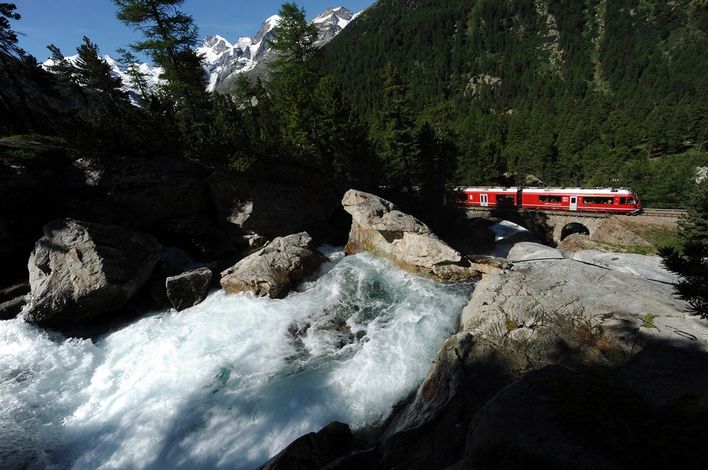 Девиз швейцарских железных дорог  - компании SBB: «Умные люди пользуются поездами» (нем. «Der Kluge reist im Zuge», англ. «Those with brain take the train»).