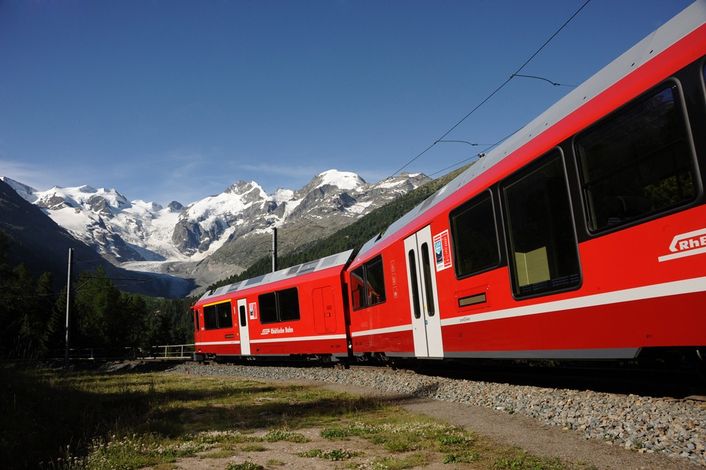 Девиз швейцарских железных дорог  - компании SBB: «Умные люди пользуются поездами» (нем. «Der Kluge reist im Zuge», англ. «Those with brain take the train»).