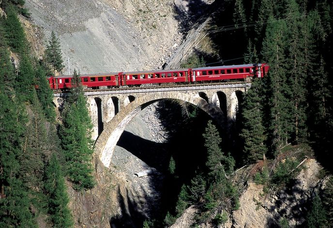 Девиз швейцарских железных дорог  - компании SBB: «Умные люди пользуются поездами» (нем. «Der Kluge reist im Zuge», англ. «Those with brain take the train»).