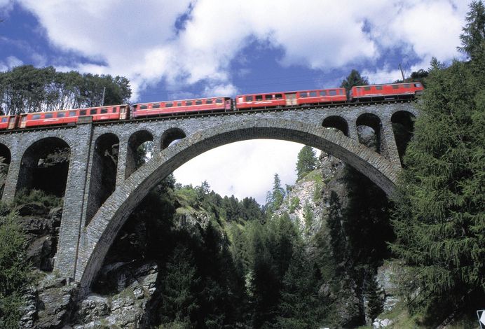 Девиз швейцарских железных дорог  - компании SBB: «Умные люди пользуются поездами» (нем. «Der Kluge reist im Zuge», англ. «Those with brain take the train»).