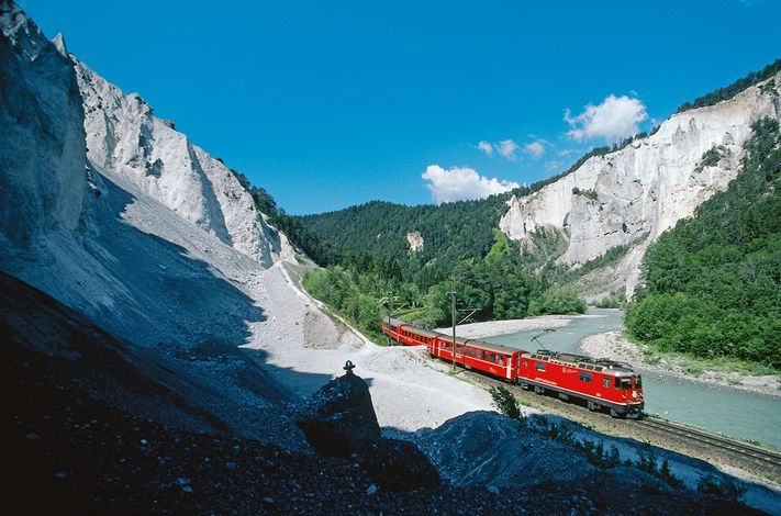 Девиз швейцарских железных дорог  - компании SBB: «Умные люди пользуются поездами» (нем. «Der Kluge reist im Zuge», англ. «Those with brain take the train»).