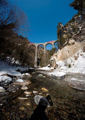 Девиз швейцарских железных дорог  - компании SBB: «Умные люди пользуются поездами» (нем. «Der Kluge reist im Zuge», англ. «Those with brain take the train»).