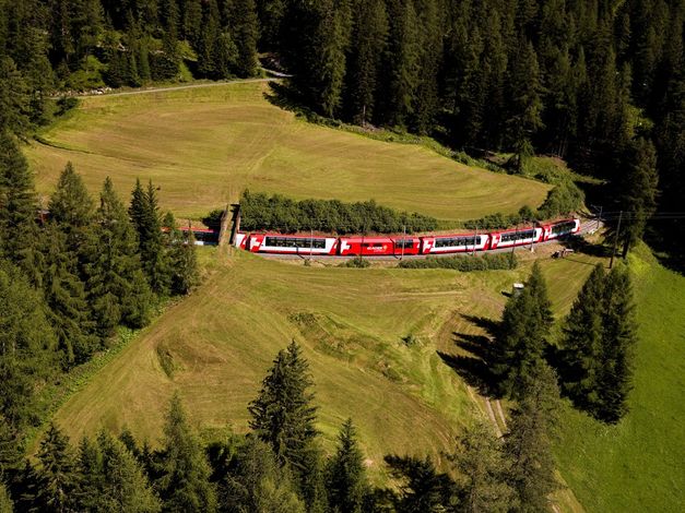 Девиз швейцарских железных дорог  - компании SBB: «Умные люди пользуются поездами» (нем. «Der Kluge reist im Zuge», англ. «Those with brain take the train»).