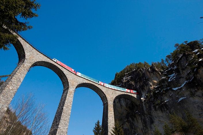 Девиз швейцарских железных дорог  - компании SBB: «Умные люди пользуются поездами» (нем. «Der Kluge reist im Zuge», англ. «Those with brain take the train»).