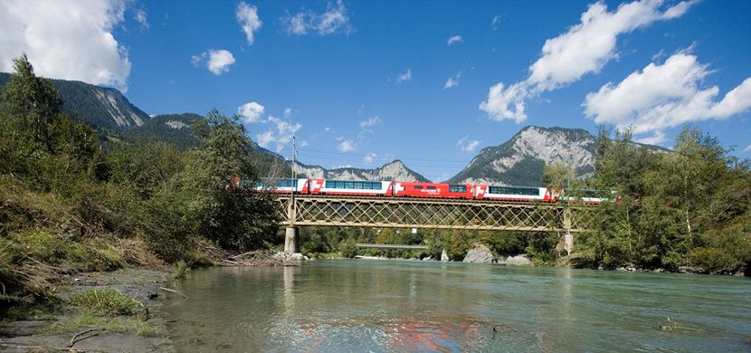 Девиз швейцарских железных дорог  - компании SBB: «Умные люди пользуются поездами» (нем. «Der Kluge reist im Zuge», англ. «Those with brain take the train»).