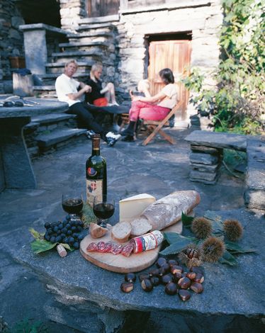 Швейцарский кантон Тичино. Вкус местных блюд (хлеба, салями, сыра, каштанов и вина) лучше всего ощущается в окружении деревенских домиков