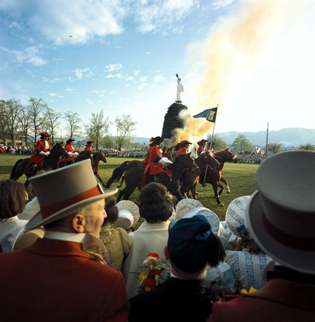 Традиция отмечать праздник  весны Sechseläuten в Цюрихе берет свое начало в 15 веке, когда колокол собора Grossmünster начал отмечать окончание летнего рабочего дня. Каждый год в третий понедельник апреля представители 25 гильдий, которые раньше входили в городской парламент, в национальных костюмах праздничным шествием проходят по украшенному флагами городу. При чем в процессии по традиции участвуют только мужчины, однако с 2000 года к ним присоединились и женщины. В 6 часов вечера все собираются на набережной Цюрихского озера, где сжигают Böögg, символ зимы. Считается, что чем быстрее горит чучело, тем жарче будет лето. В этом году символ зимы «сдался» за считанные минуты.