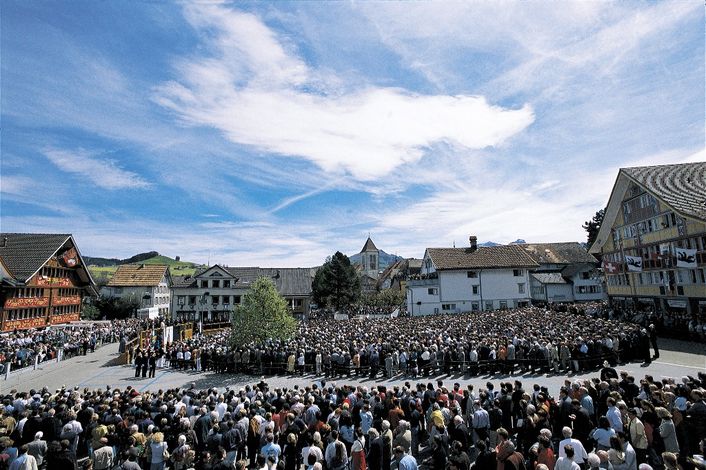 Landsgemeinde –форма прямой демократии, действующая только в Швейцарии. В определенный день жители города, имеющие право на голос, собираются на главной площади и выбирают правительство, суд, принимают или отклоняют законы. В первый раз эта форма применялась в 1294году. В некоторых районах швейцарских кантонов эта форма демократии сохранилась до сих пор.
