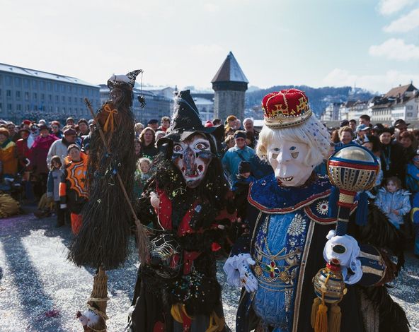 Fasnacht (Карнавал) в Люцерне – одно из самых красочных и зрелищ в Швейцарии. Главным героем карнавала считается персонаж Фритци, вымыленный глава самой старой гильдии Люцерна - Гильдии шафрана. Основными участниками парада являются Guggemuusige, группы ряженых музыкантов, которые громко и  невпопад выводят известные швейцарцам мелодии. Первые группы таких «музыкантов» образовались еще в 1950 году, по примеру карнавальных шествий в Базеле. К сегодняшнему дню их насчитывается несколько десятков. Праздничное шествие в Люцерне охватывает весь город. Принять участие в нем может принять любой желающий, взяв в руки инструмент или нарядившись в невообразимый костюм.