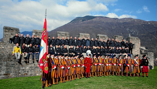 В честь 500-летия швейцарской гвардии в 2006 году около 70 бывших и настоящих военнослужащих папской охраны совершили пеший переход из швейцарской Беллинцоны в Рим. 720-километровый маршрут, по которому их предшественники в 1506 году пришли в Ватикан защищать Папу, гвардейцы преодолели за 27 дней  7 апреля они покинули Беллинцону и прибыли в Вечный город 6 мая.