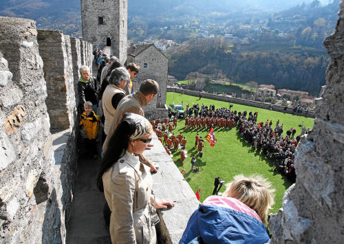 В честь 500-летия швейцарской гвардии в 2006 году около 70 бывших и настоящих военнослужащих папской охраны совершили пеший переход из швейцарской Беллинцоны в Рим. 720-километровый маршрут, по которому их предшественники в 1506 году пришли в Ватикан защищать Папу, гвардейцы преодолели за 27 дней  7 апреля они покинули Беллинцону и прибыли в Вечный город 6 мая.