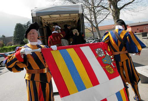 В честь 500-летия швейцарской гвардии в 2006 году около 70 бывших и настоящих военнослужащих папской охраны совершили пеший переход из швейцарской Беллинцоны в Рим. 720-километровый маршрут, по которому их предшественники в 1506 году пришли в Ватикан защищать Папу, гвардейцы преодолели за 27 дней  7 апреля они покинули Беллинцону и прибыли в Вечный город 6 мая.