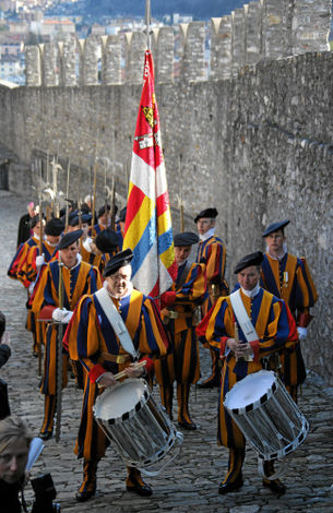 В честь 500-летия швейцарской гвардии в 2006 году около 70 бывших и настоящих военнослужащих папской охраны совершили пеший переход из швейцарской Беллинцоны в Рим. 720-километровый маршрут, по которому их предшественники в 1506 году пришли в Ватикан защищать Папу, гвардейцы преодолели за 27 дней  7 апреля они покинули Беллинцону и прибыли в Вечный город 6 мая.