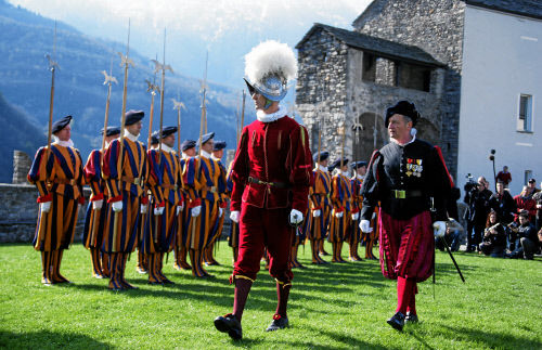 В честь 500-летия швейцарской гвардии в 2006 году около 70 бывших и настоящих военнослужащих папской охраны совершили пеший переход из швейцарской Беллинцоны в Рим. 720-километровый маршрут, по которому их предшественники в 1506 году пришли в Ватикан защищать Папу, гвардейцы преодолели за 27 дней  7 апреля они покинули Беллинцону и прибыли в Вечный город 6 мая.