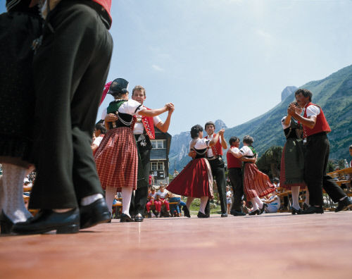 Жители города Фауленси (Faulensee) , в области Альпштайн (Alpstein) в Восточной Швейцарии, празднуют в ресторане фестиваль оленеводов - Alpstobete.