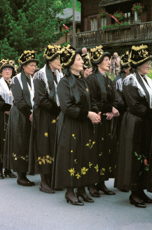 Процессия в честь католического Праздникв Тела и Крови Христовых в деревушке Киппель (Kippel) в долине Летчен (Loetschen), кантоне Вале (Valais). Во время процессии женщины, в богато расшитых национальных костюмах, проходят по главной улице деревни, произнося молитвы.