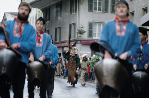 Каждый год 2 января в Интерлакене (Interlaken), кантон  Берн (Bern), проходит традиционный праздник «Harder-Potschete». Считается, что разряженные молодые люди изгоняют своими танцами злых духов.