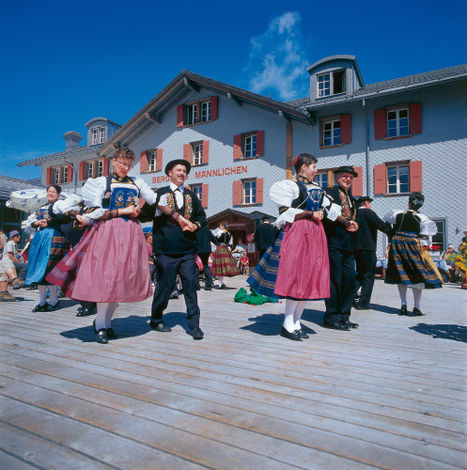 Жители местечка Mt. Maennlichen, Бернес Оберланд (Bernese Oberland), в фестивальных костюмах.