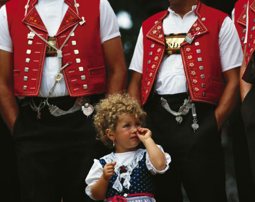 Девочка из  Тоггенбурга (Toggenburg) на фестивале йодлинга, напевов альпийских горцев.