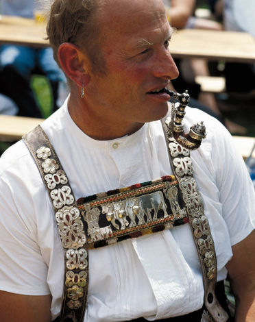 Фермер из Тоггенбурга (Toggenburg) в костюме с подтяжками, украшенными изделиями местных ремесленников. 
