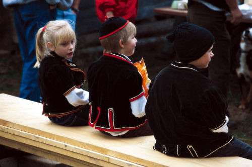Дети фермеров детей в традиционных костюмах наблюдают за старой фермерской традицией. Бернес Оберланд (Bernese Oberland).