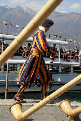 В честь 500-летия швейцарской гвардии в 2006 году около 70 бывших и настоящих военнослужащих папской охраны совершили пеший переход из швейцарской Беллинцоны в Рим. 720-километровый маршрут, по которому их предшественники в 1506 году пришли в Ватикан защищать Папу, гвардейцы преодолели за 27 дней – 7 апреля они покинули Беллинцону и прибыли в Вечный город 6 мая. 