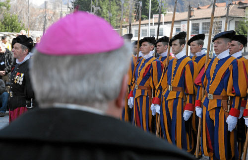 Епископ Джакома Грампа благословляет в Кастельгранде (Castelgrande) участников исторического похода из Беллинцоны в Рим в честь 500-летия швейцарской гвардии.