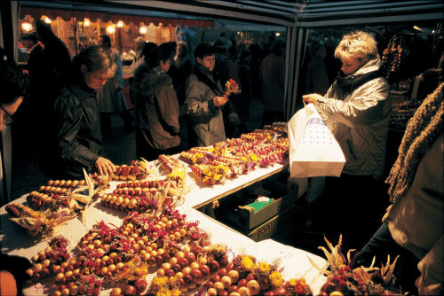 «Zibelemaerit» («рынок лука») – народный фестиваль в Швейцарии, который проходит в четвертый понедельник ноября. Традиционно фермеры со всех кантонов привозят в этот день в столицу федерации –город Берн (Bern) - около 50 тонн заплетенного в косы лука.