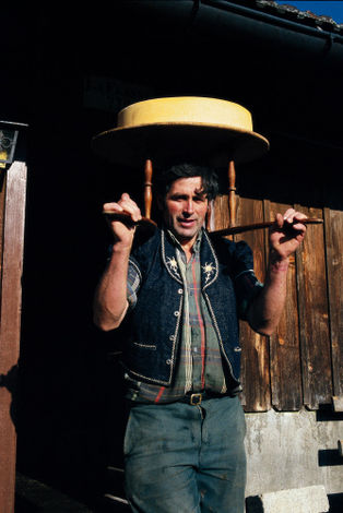 Молочная ферма в Шатель-Сен-Дени (Chatel-St-Denis), кантон Фрибур (Fribourg). Молочник держит на голове Oiseau – традиционное приспособление для транспортировки сыра.