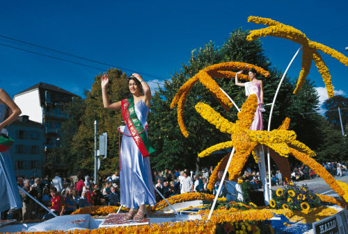 Фестиваль производителей вина проводится в Швейцарии ежегодно в конце сентября в Нёвшателе (Neuchatel). Девушки на платформе символизируют собой дев виноделия –покровительниц виноградного урожая.