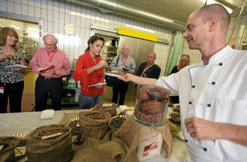 Эксперт по шоколаду Блэ Пуйе (Blaise Poyet) раскрывает журналистам секрет швейцарского шоколада