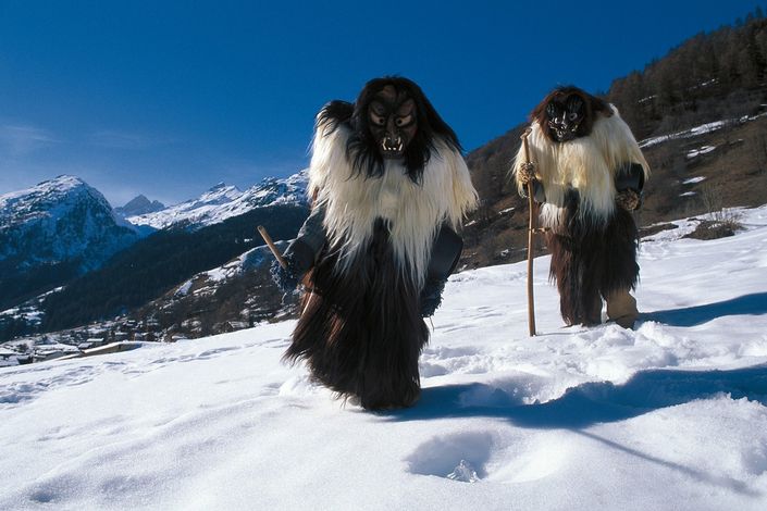 Жители долины Летчен (Loetschen) в кантоне Вале (Valais), одетые в традиционные карнавальные костюмы Руатшегатте (Roitschaeggaetae), недалеко от Киппеля (Kippel).  Костюмы, в которые они одеты, призваны напугать зиму, чтобы  она быстрее ушла