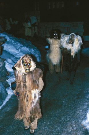 Жители долины Летчен (Loetschen) в кантоне Вале (Valais), одетые в традиционные карнавальные костюмы Руатшегатте (Roitschaeggaetae), во время ночной процессии в Блаттене (Blatten)