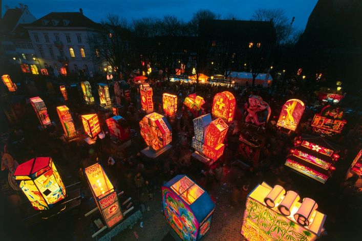 Парад фонарей «Моргестрах» (Morgestraich) проходит в преддверии карнавала в Базеле