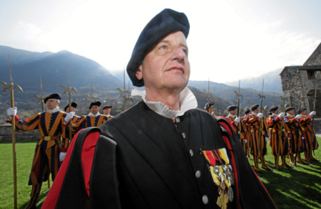 В честь 500-летия швейцарской гвардии в 2006 году около 70 бывших и настоящих военнослужащих папской охраны совершили пеший переход из швейцарской Беллинцоны в Рим. 720-километровый маршрут, по которому их предшественники в 1506 году пришли в Ватикан защищать Папу, гвардейцы преодолели за 27 дней – 7 апреля они покинули Беллинцону и прибыли в Вечный город 6 мая.