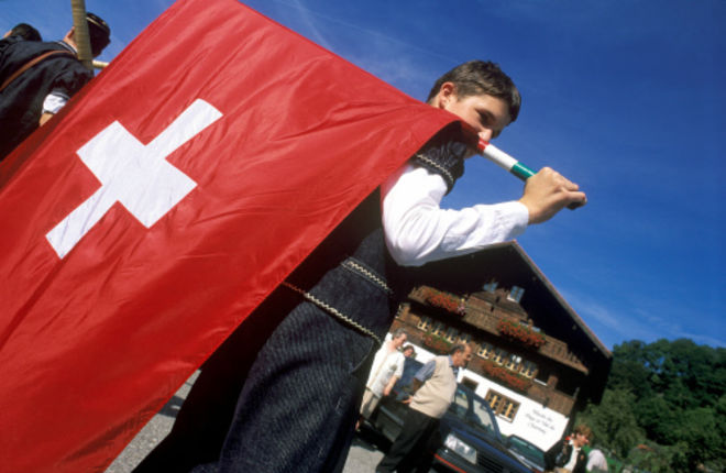 Каждую осень фермеры перегоняют своих коров после четырех месяцев в горах с альпийских пастбищ в долину. По этому поводу в городках Шарми (Charmey), Альбев (Albeuve) и Семсаль (Semsales) проходят красочные мероприятия.